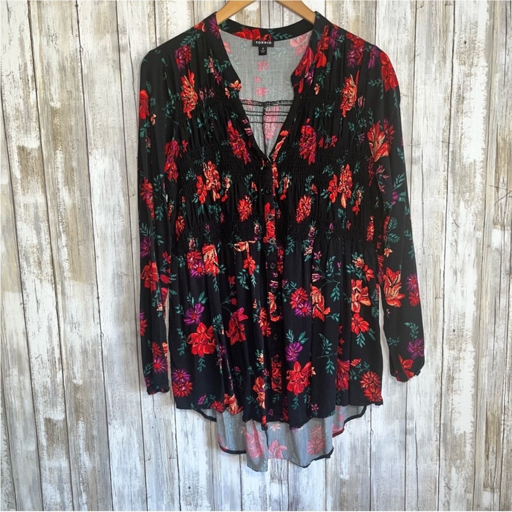 Torrid Floral Smocked Button Front Tunic Black & Red Rayon Size 0X - Picture 2 of 6